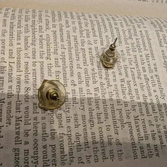 Vintage heart shaped stud  earrings - Picture 6 of 6